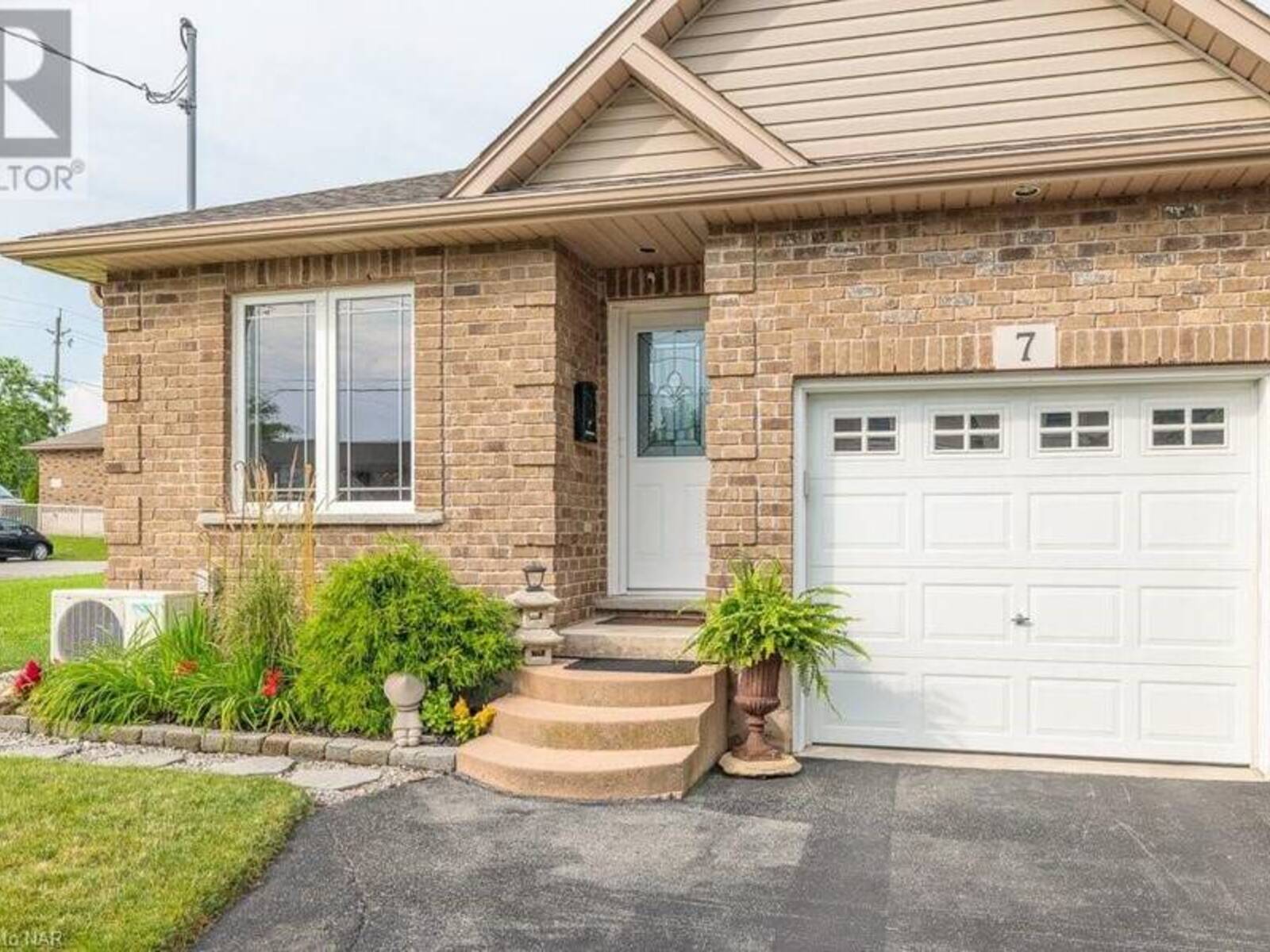 7 DEXTER Street, St. Catharines, Ontario L2S 2L5