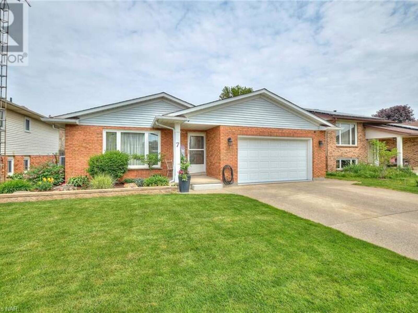 7 HUNTINGTON Lane, St. Catharines, Ontario L2S 3J5