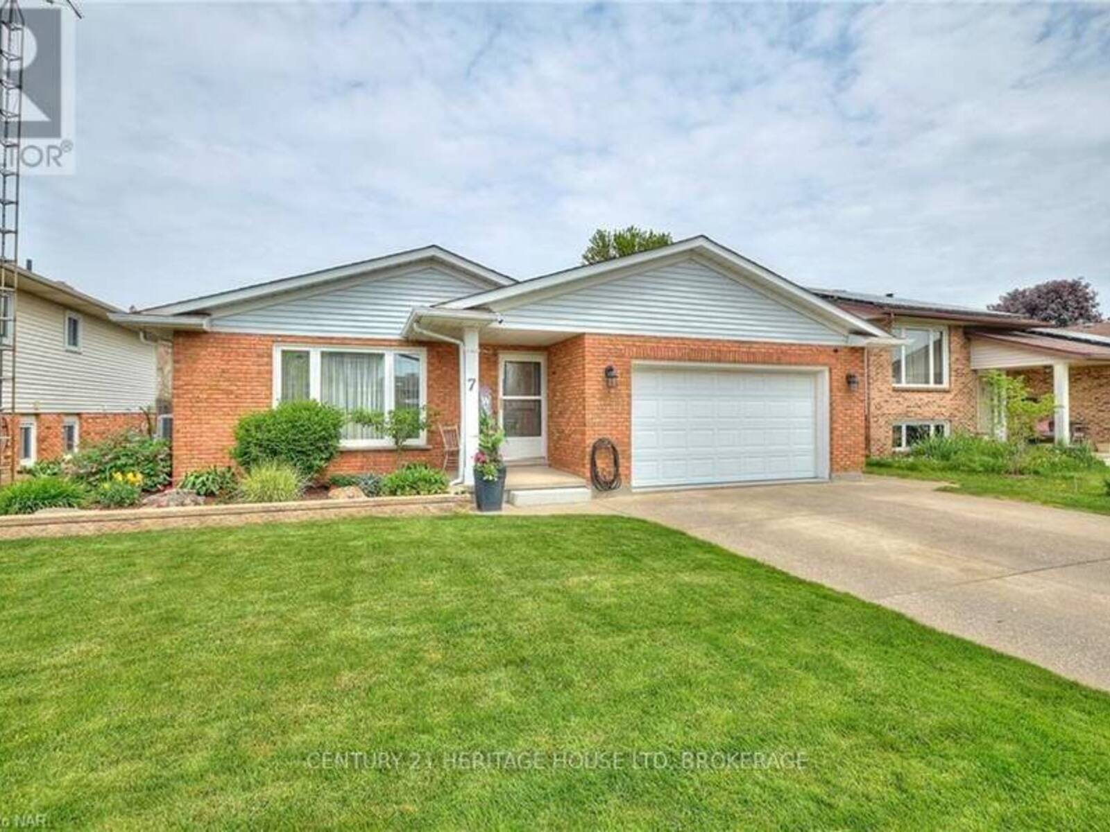 7 HUNTINGTON LANE, St. Catharines, Ontario L2S 3J5