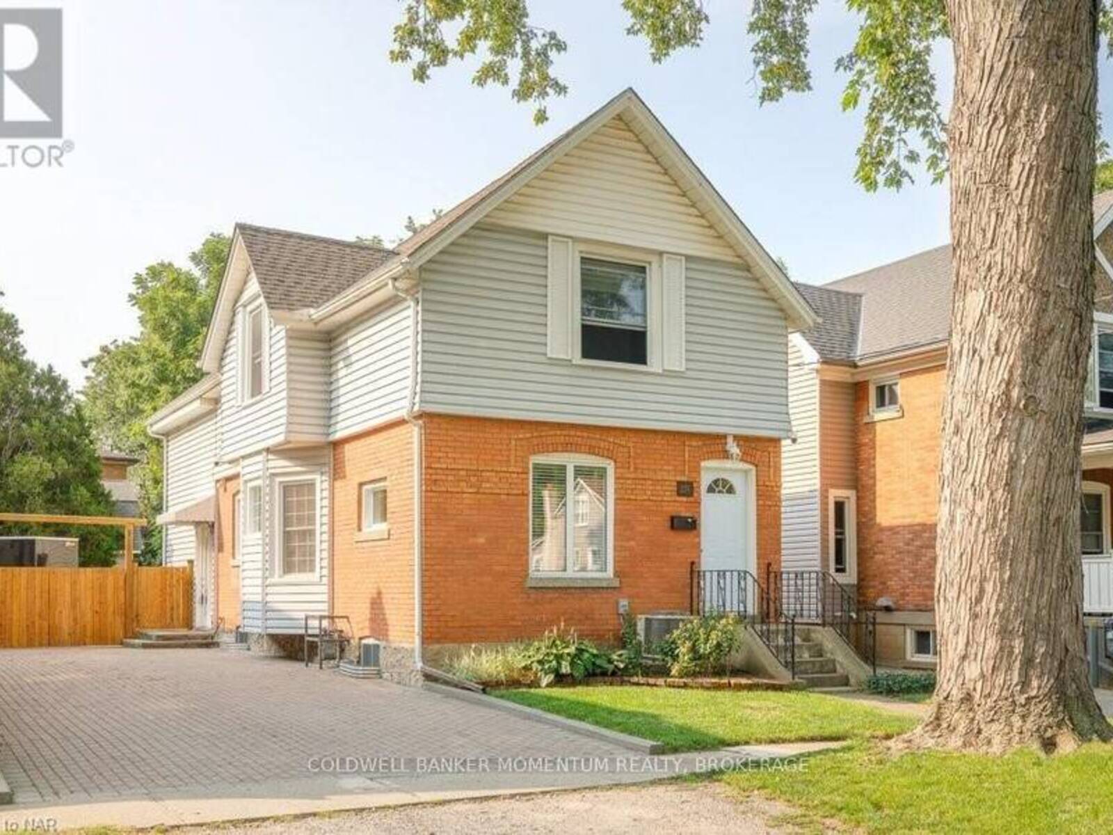 216 RUSSELL AVENUE, St. Catharines, Ontario L2R 1W8