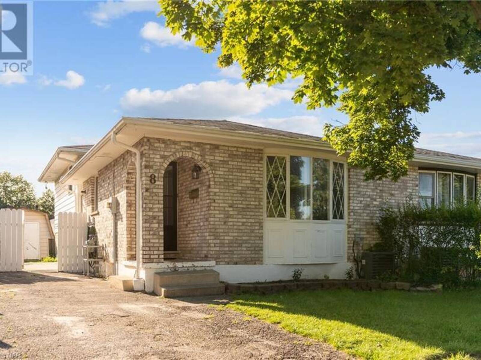 8 CANTERBURY Drive, St. Catharines, Ontario L2P 3M7