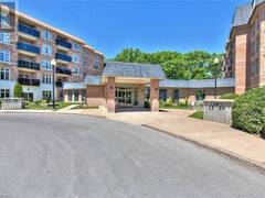 8111 FOREST GLEN Drive Unit# 427 Niagara Falls Ontario, L2H 2Y7