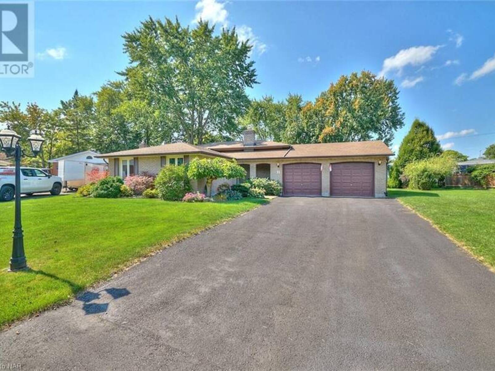 21 WINDERMERE Court, Welland, Ontario L3C 5V4