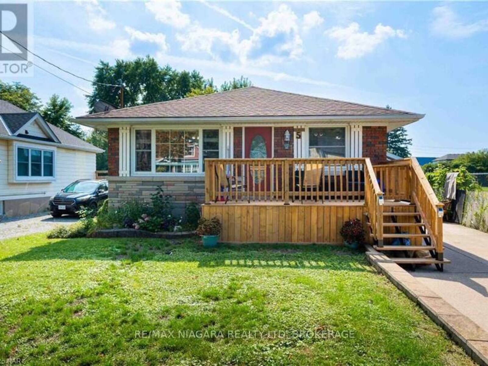 5 ST PETER STREET, St. Catharines, Ontario L2T 1N7