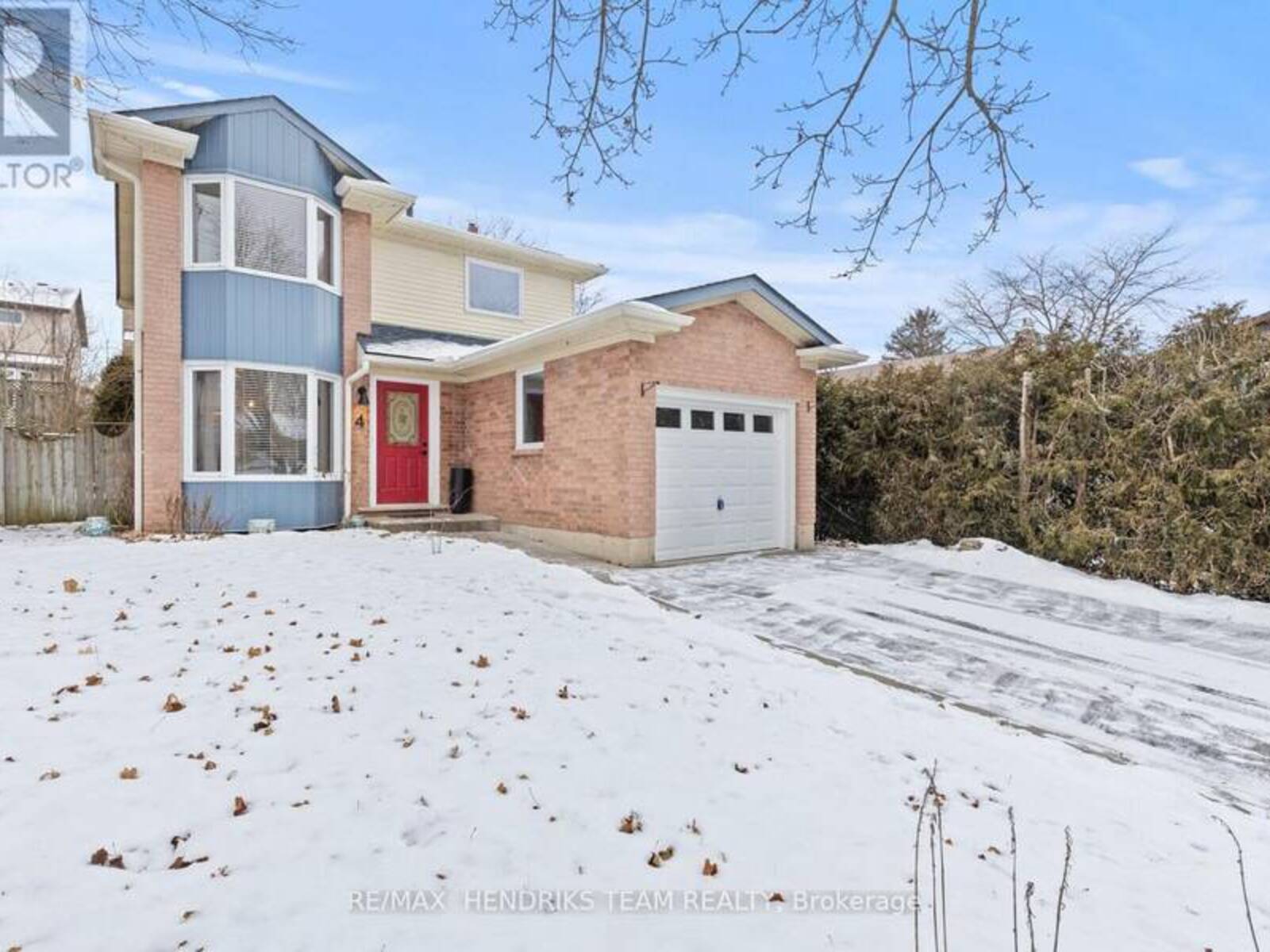 4 KNOLLWOOD COURT, Dundas, Ontario L9H 7A4