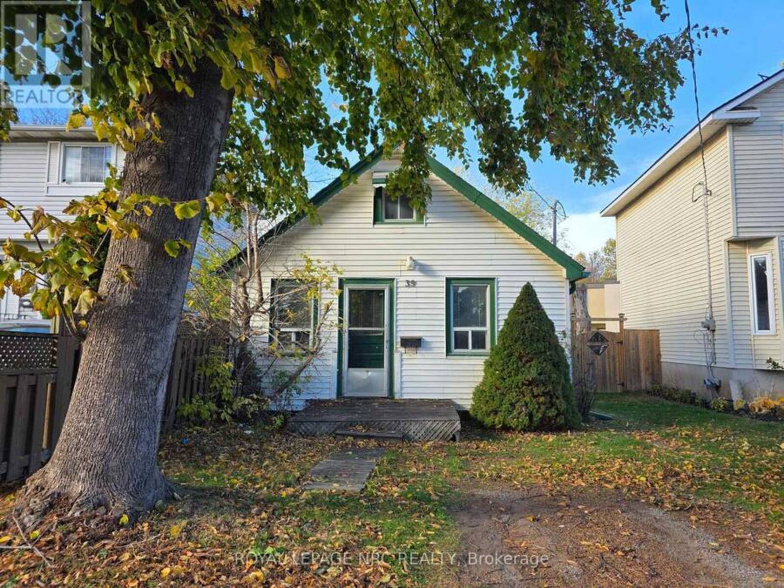 39 MANCHESTER AVENUE, St. Catharines, Ontario L2R 1N9