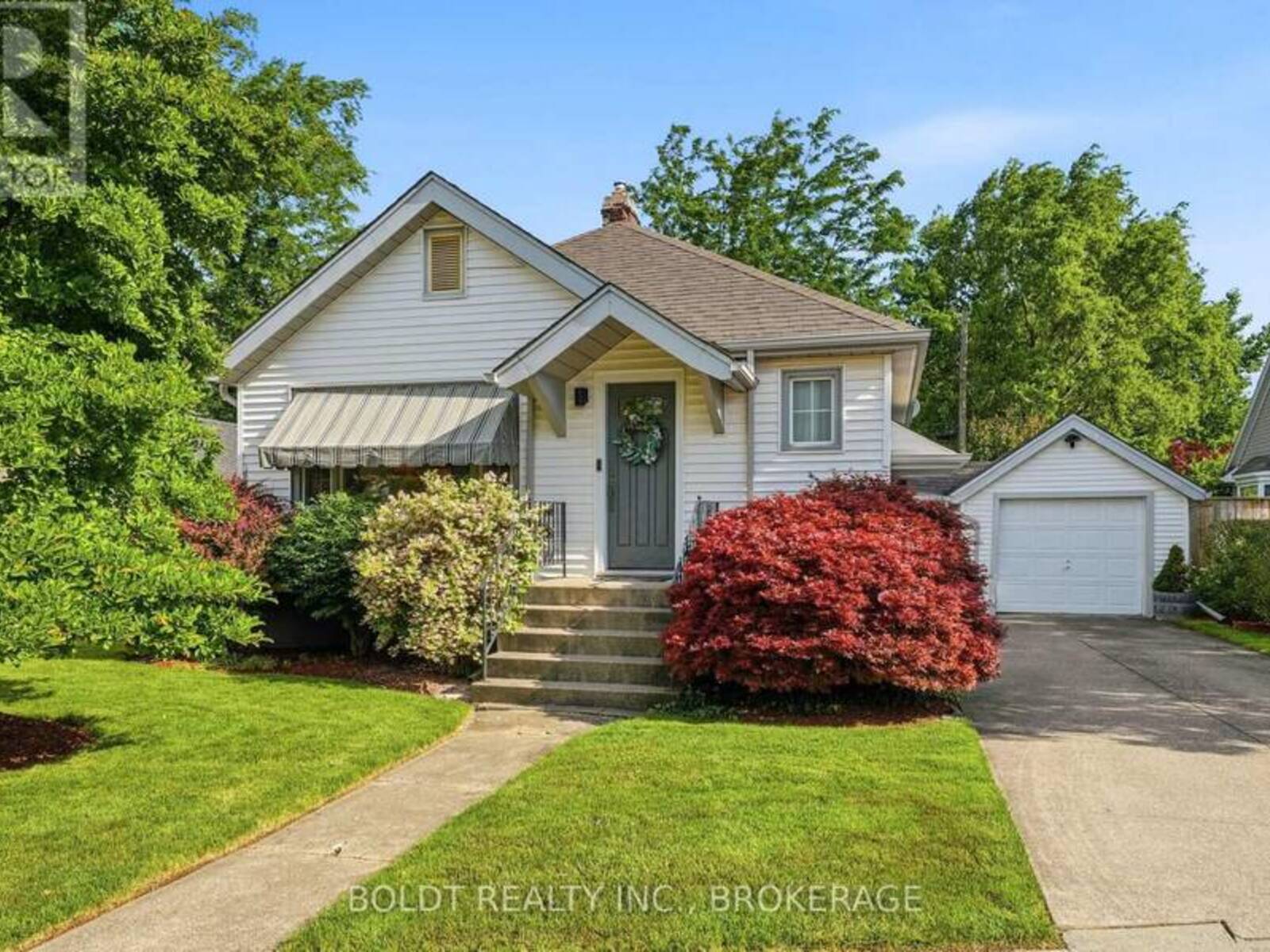 9 WOODGATE AVENUE, St. Catharines, Ontario L2R 3V3