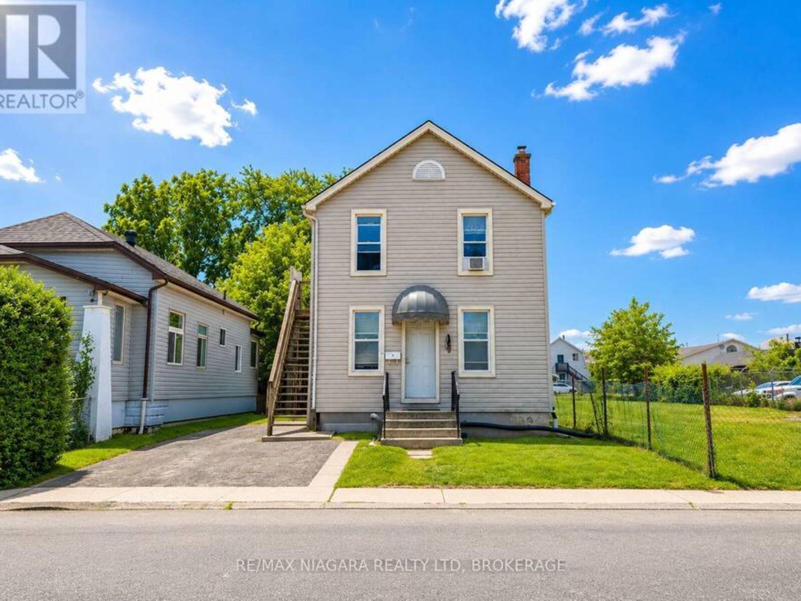 4 MANCHESTER AVENUE, St. Catharines, Ontario L2R 1N8