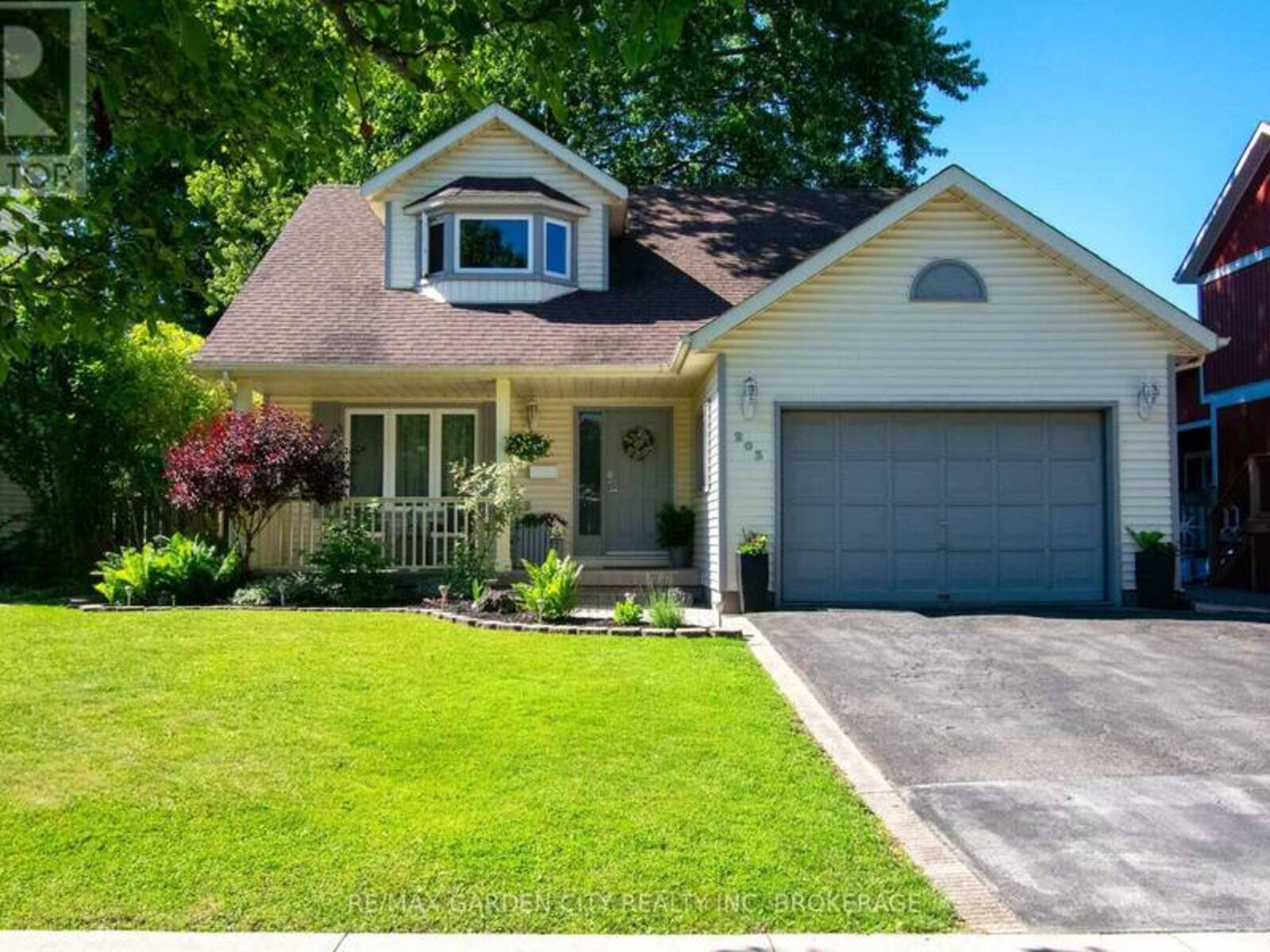 203 LEASIDE DRIVE, Welland, Ontario L3C 6N4