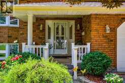 12 FERN GATE | Fonthill Ontario | Slide Image Three