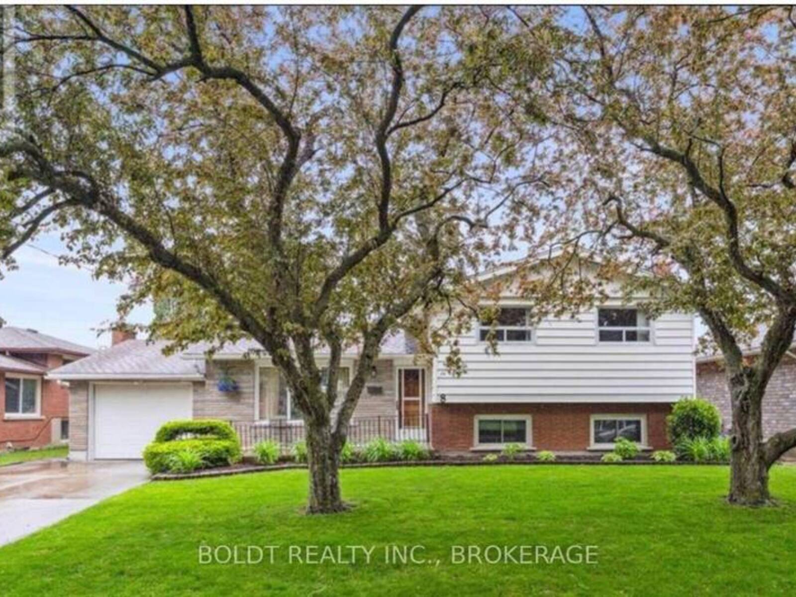8 PAMELA DRIVE, Thorold, Ontario L2V 2X8