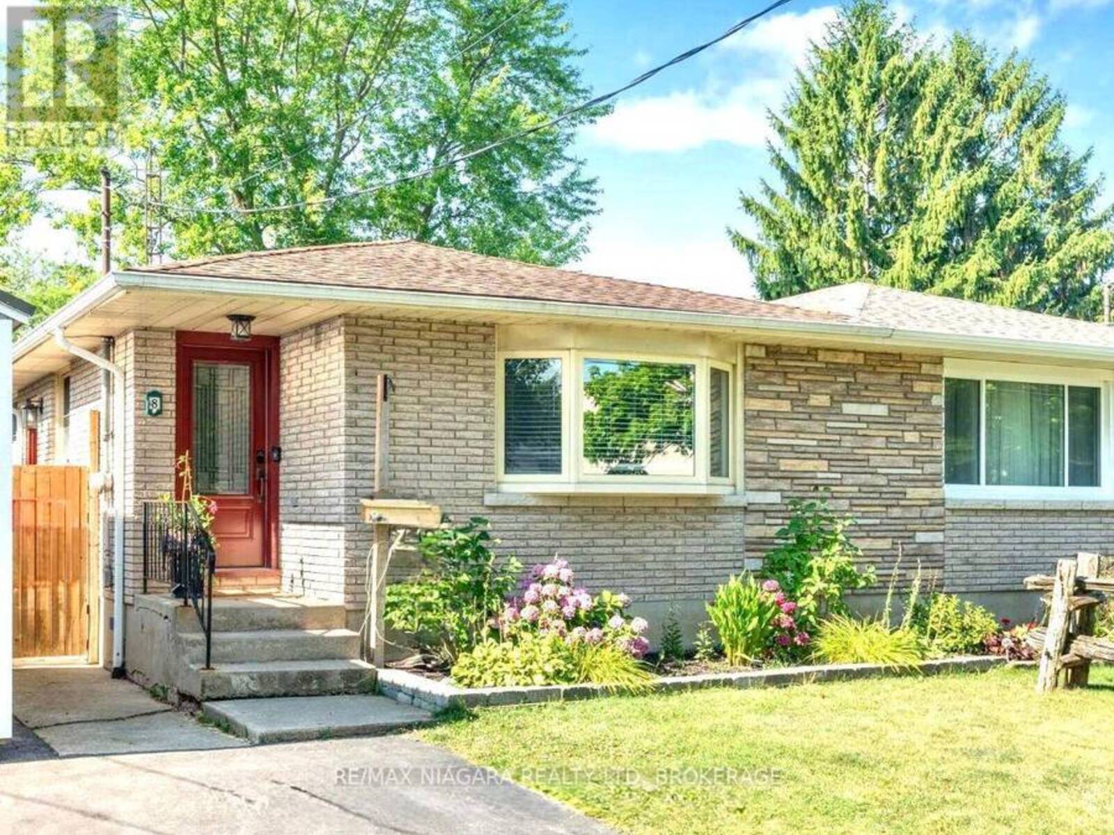 8 LAKEHURST DRIVE, St. Catharines, Ontario L2N 4C2