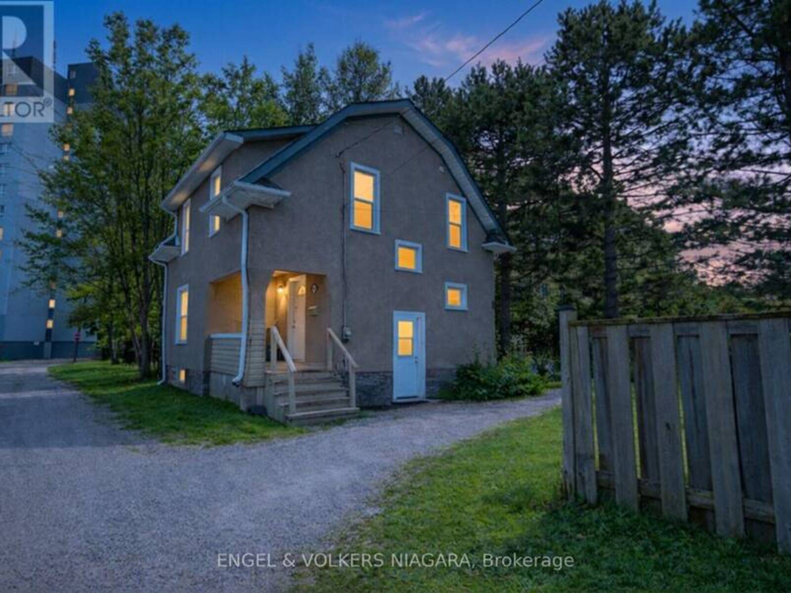 4752 CRAWFORD PLACE W, Niagara Falls, Ontario L2E 1Z2