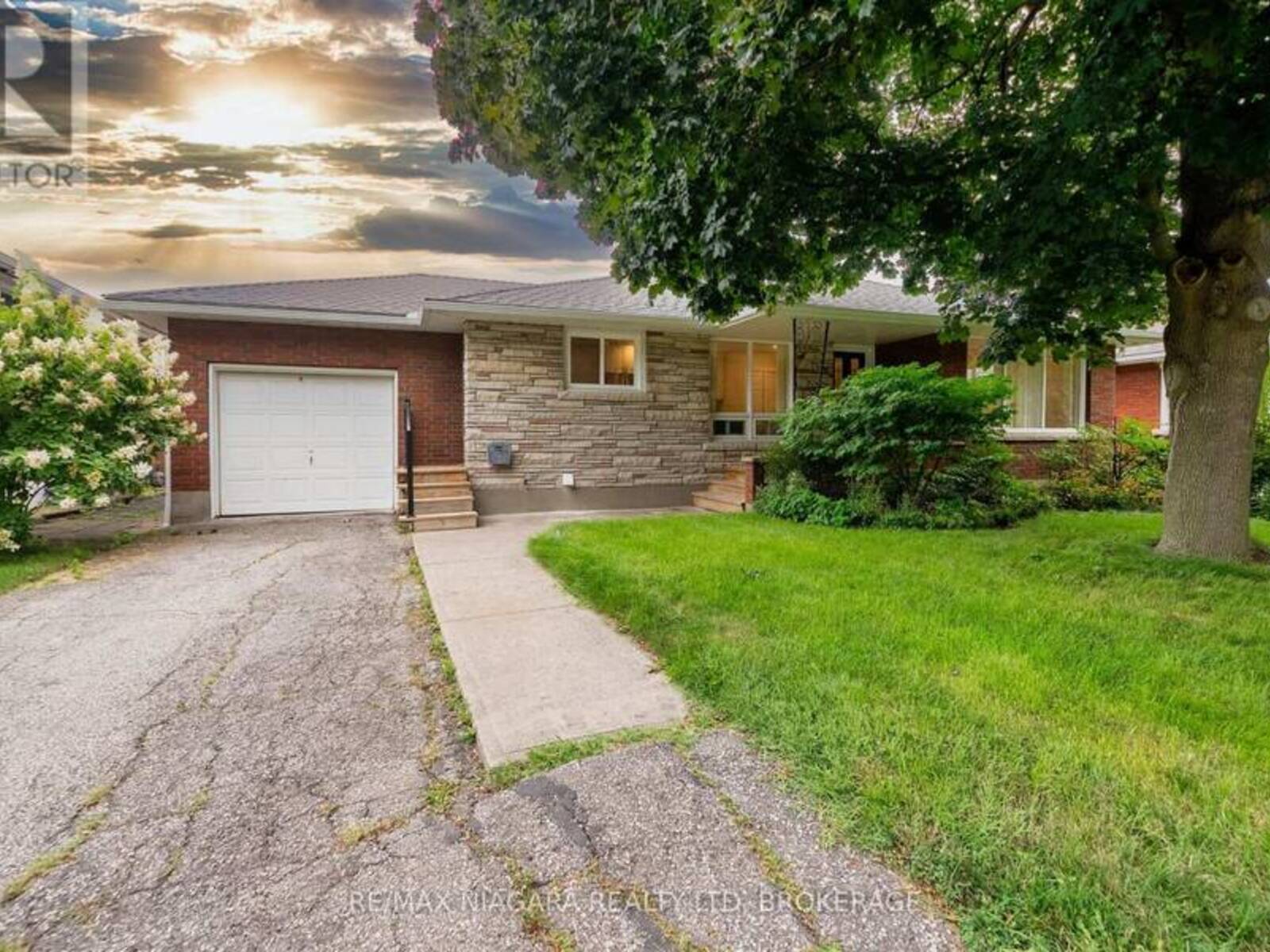 15 SPRINGBANK DRIVE, St. Catharines, Ontario L2S 2K1