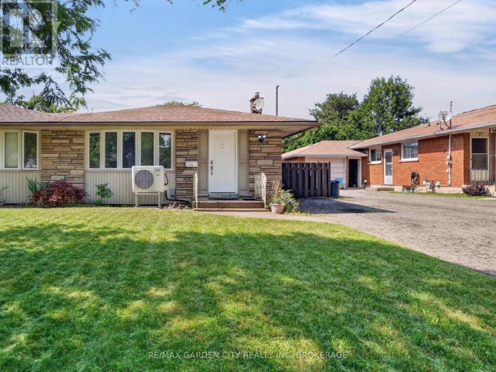 19 BLACK KNIGHT ROAD, St. Catharines, Ontario L2N 3B9