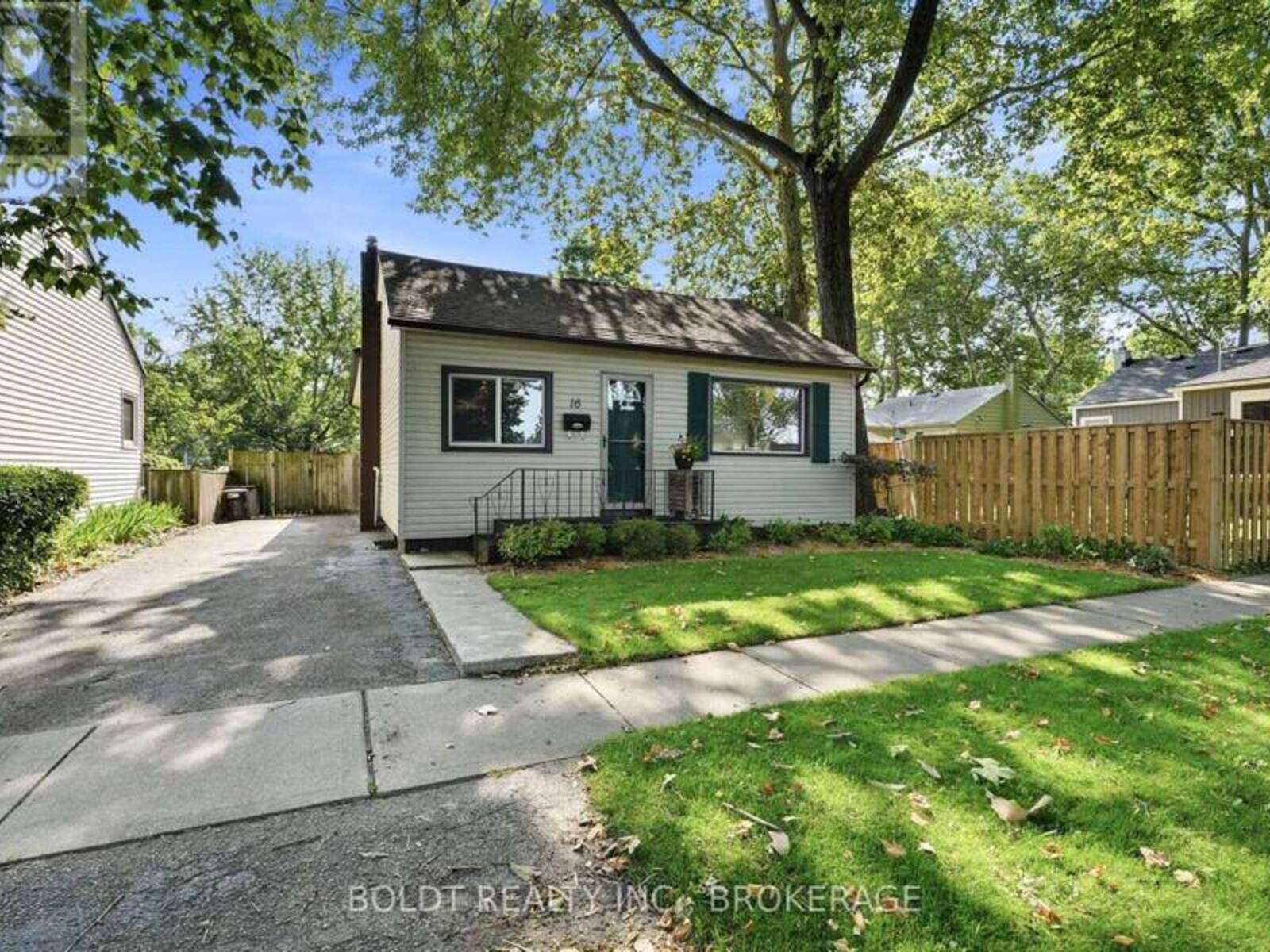 16 LONGFELLOW AVENUE, St. Catharines, Ontario L2R 6N5