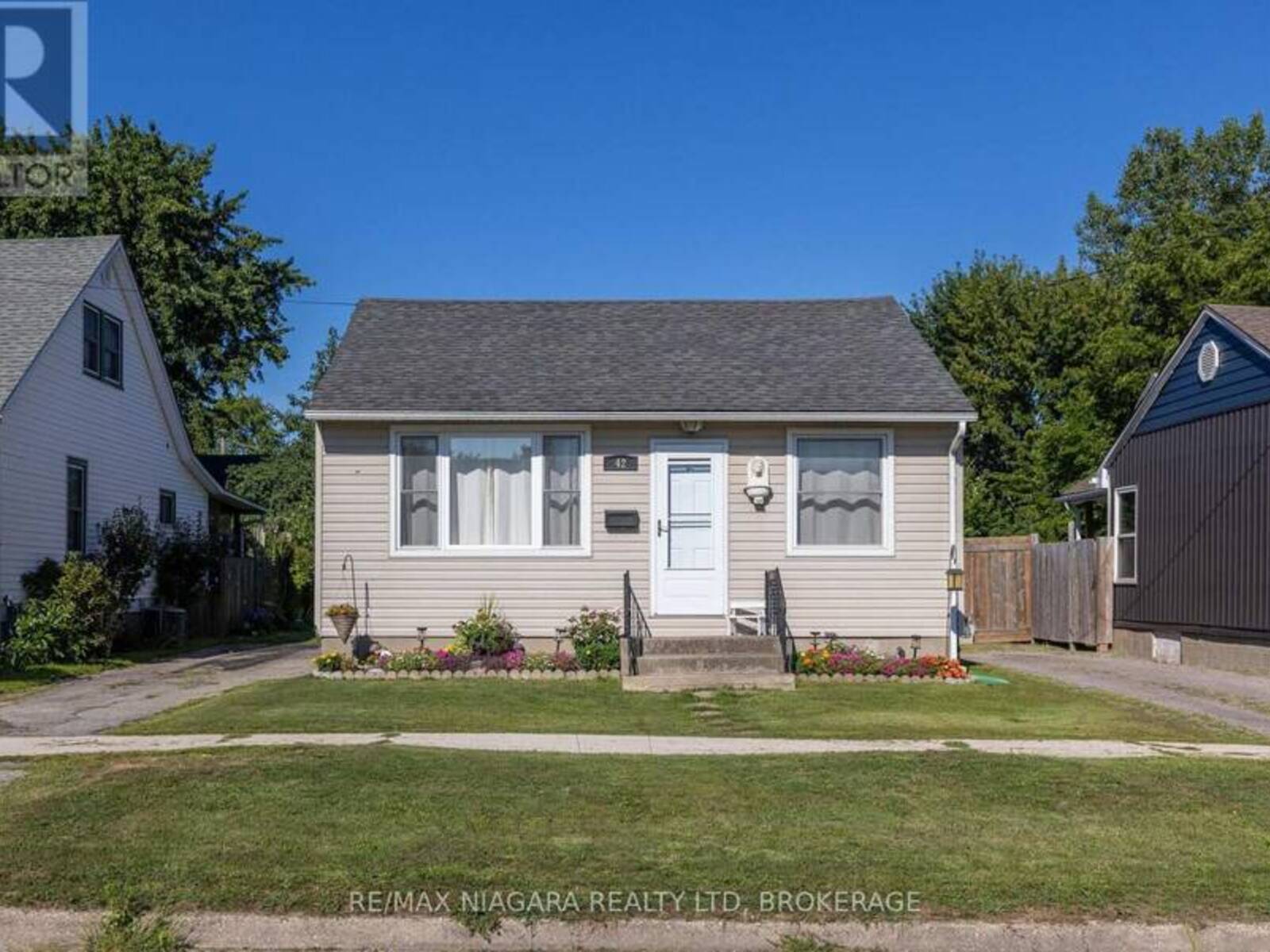 42 DOUGLAS STREET, Fort Erie, Ontario L2A 3W5