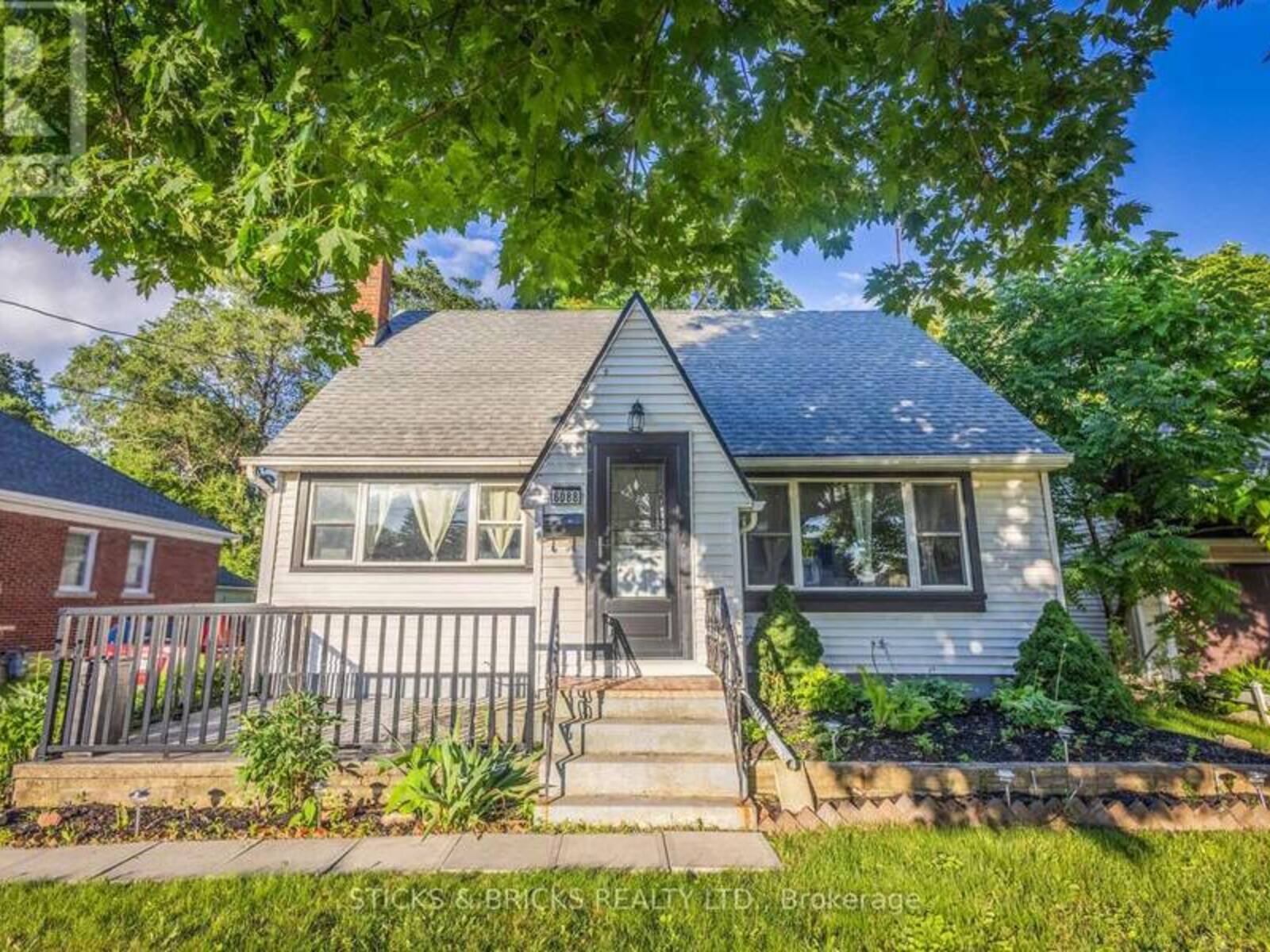 6088 DORCHESTER ROAD, Niagara Falls, Ontario L2G 5T2