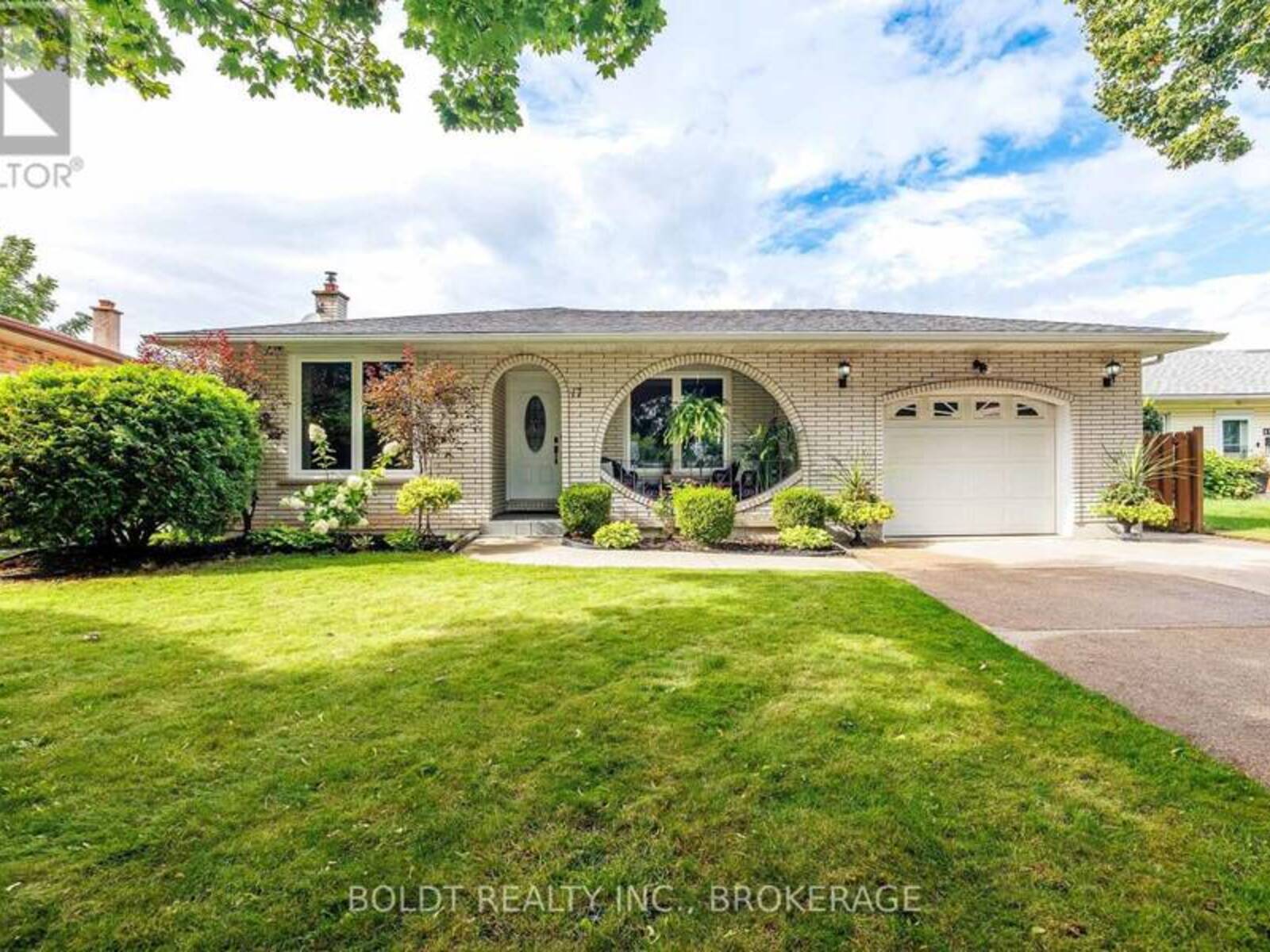 17 CHATHAM ROAD, St. Catharines, Ontario L2M 4N7