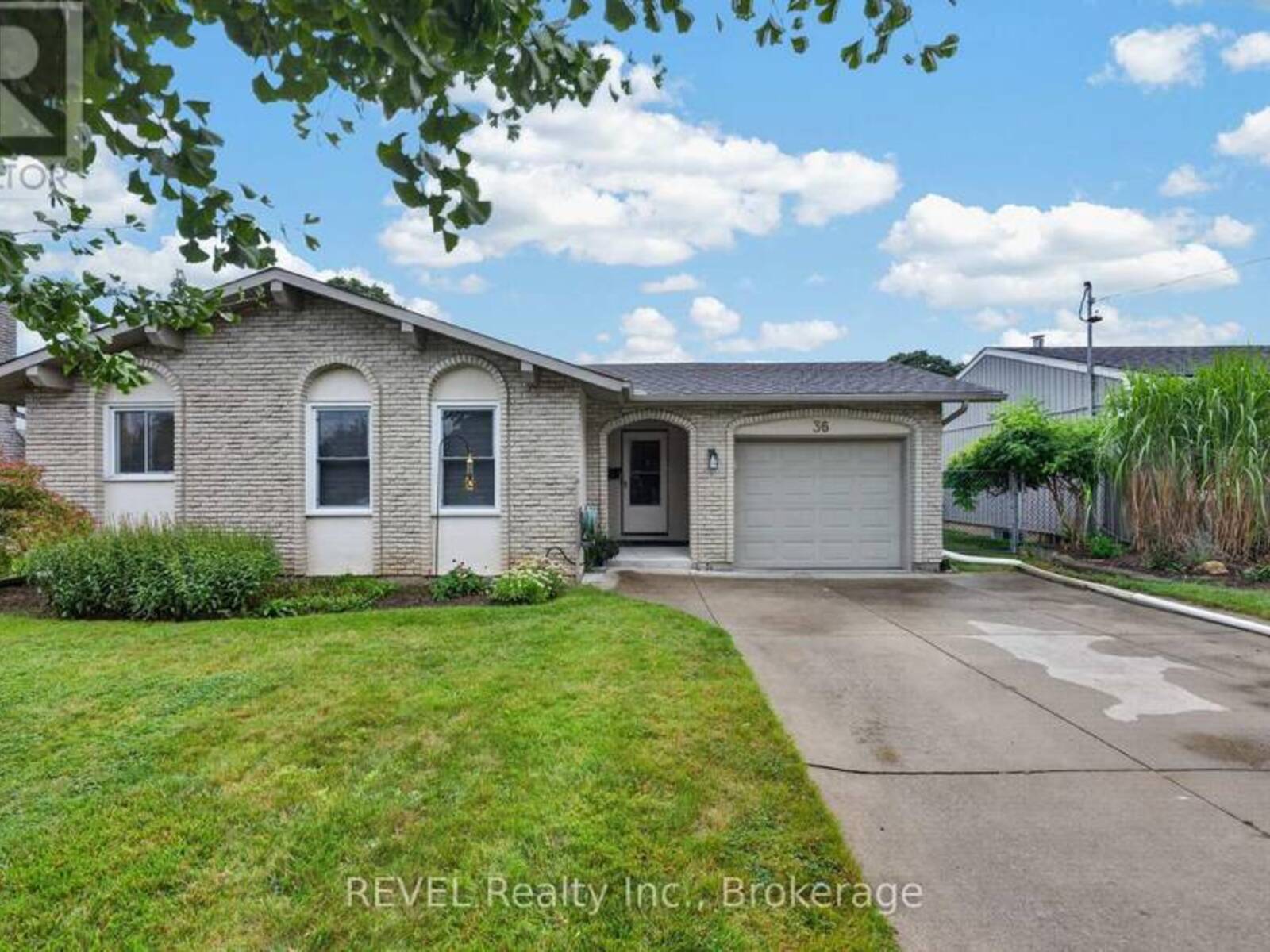 36 MANOR ROAD, St. Catharines, Ontario L2N 3B5