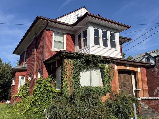 4689 CRYSLER AVENUE Niagara Falls Ontario, L2E 3V7 - Multi-family Home For Sale