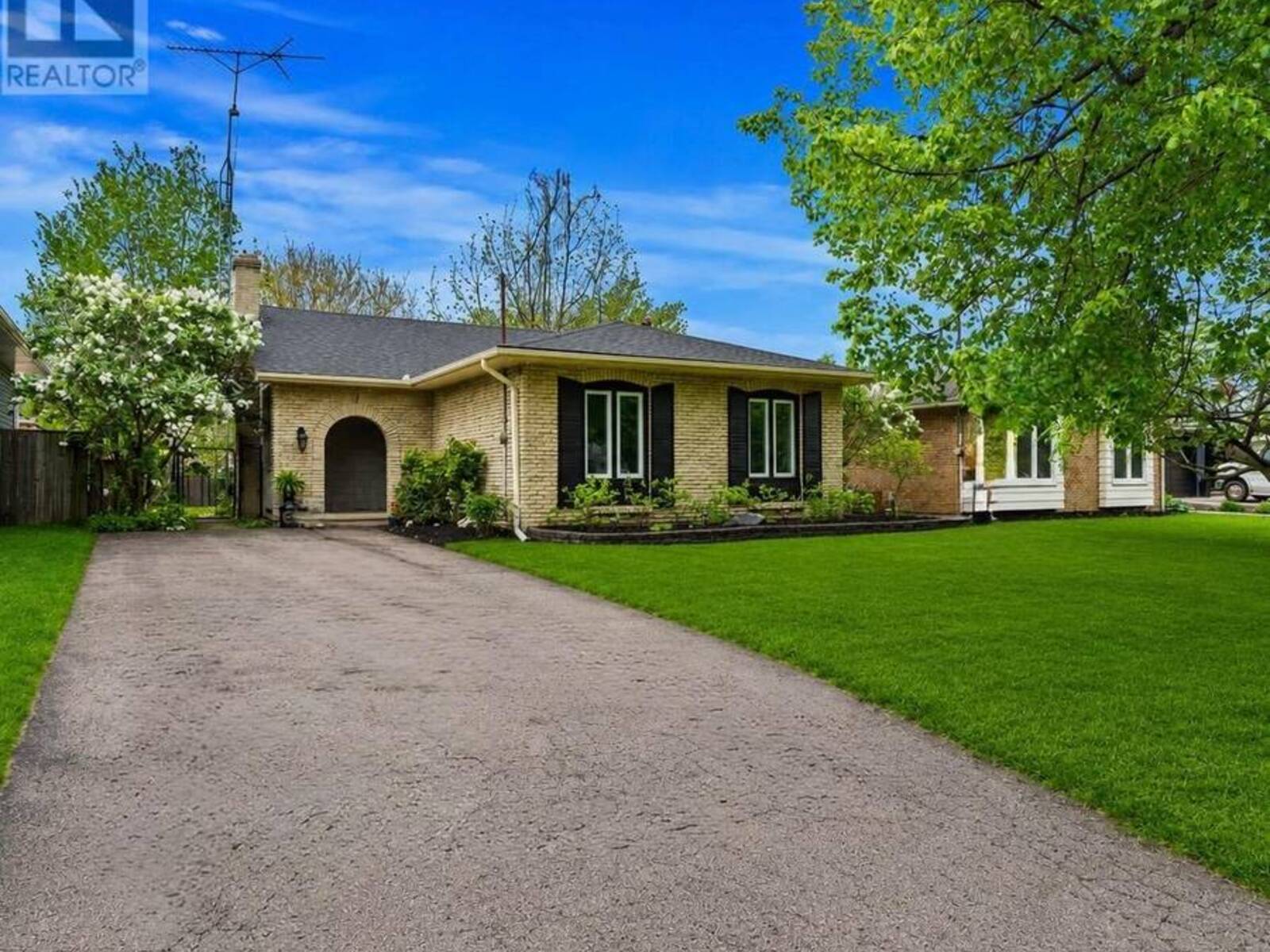 7 AMEER DRIVE, St. Catharines, Ontario L2N 3S9