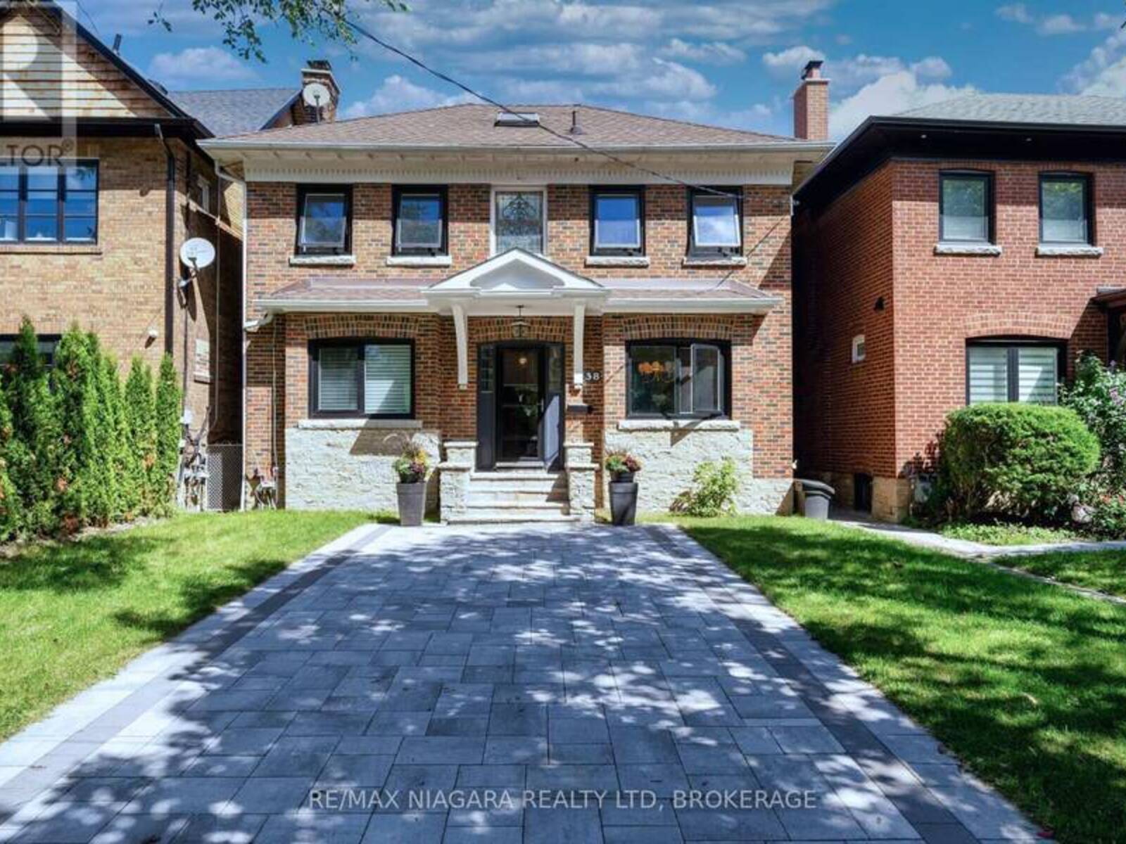 38 YONGE BOULEVARD, Toronto, Ontario M5M 3G5