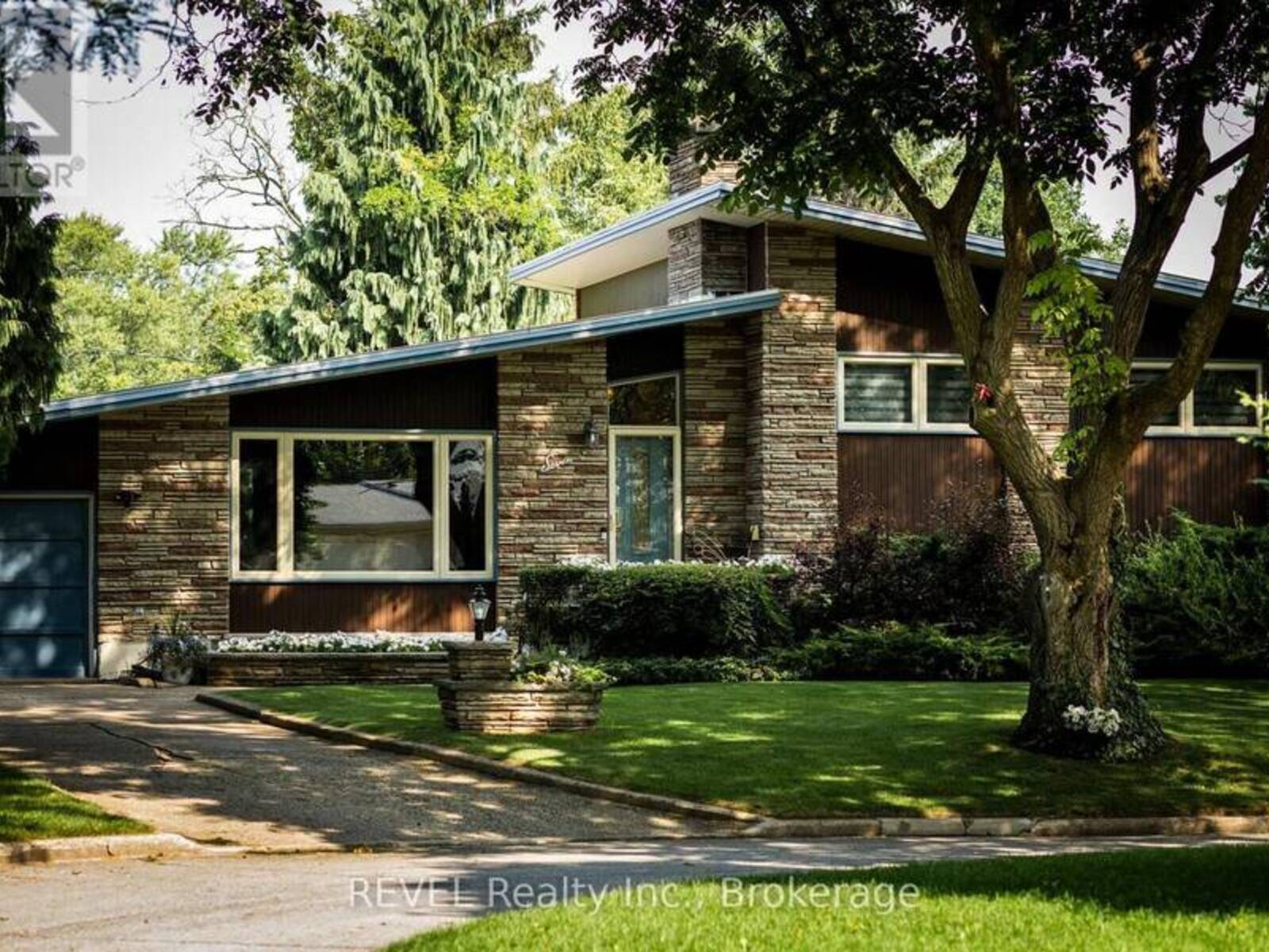 7 GLENAYR PLACE, St. Catharines, Ontario L2T 2A2