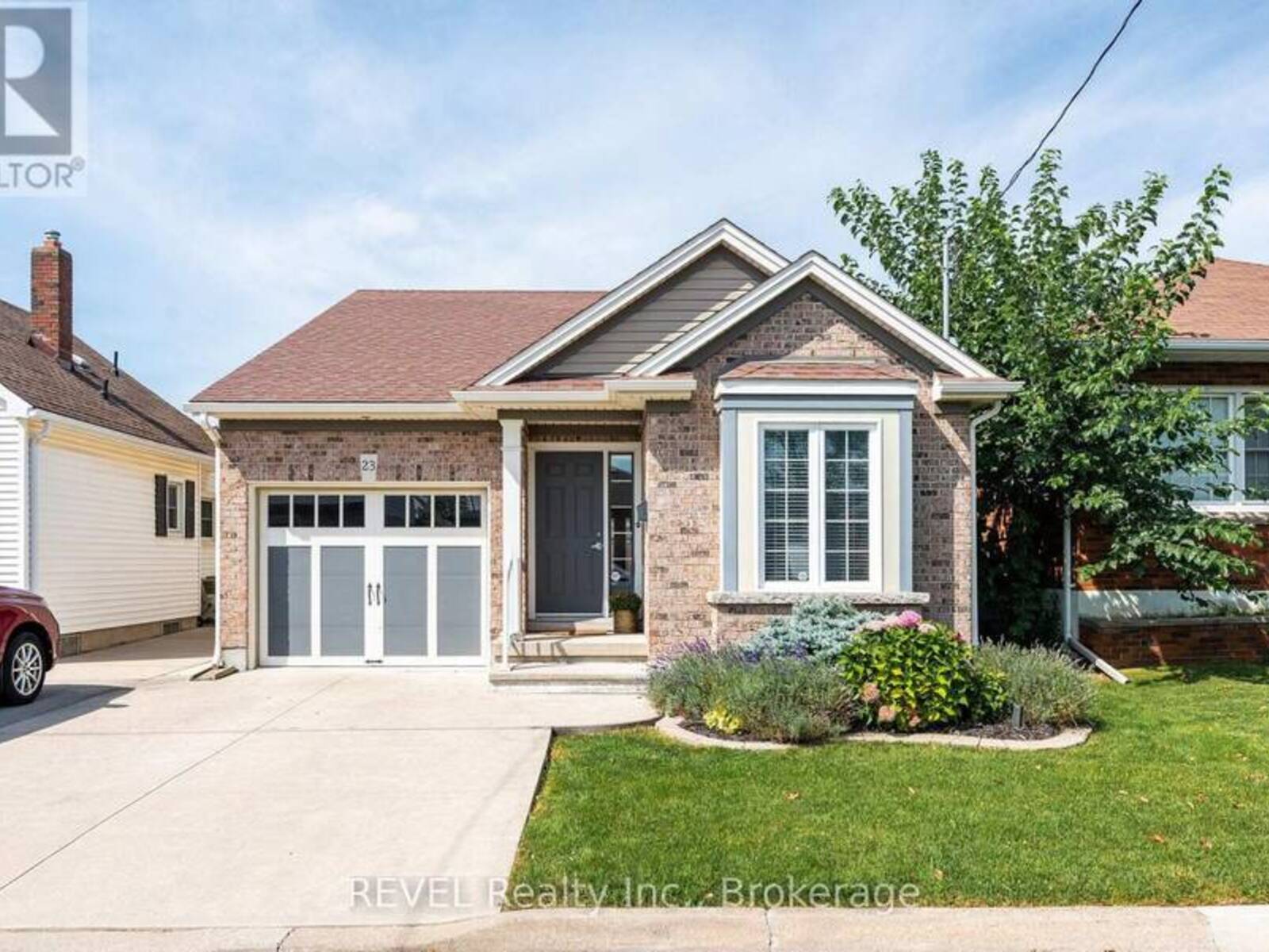 23 MYRTLE AVENUE, St. Catharines, Ontario L2M 5W2