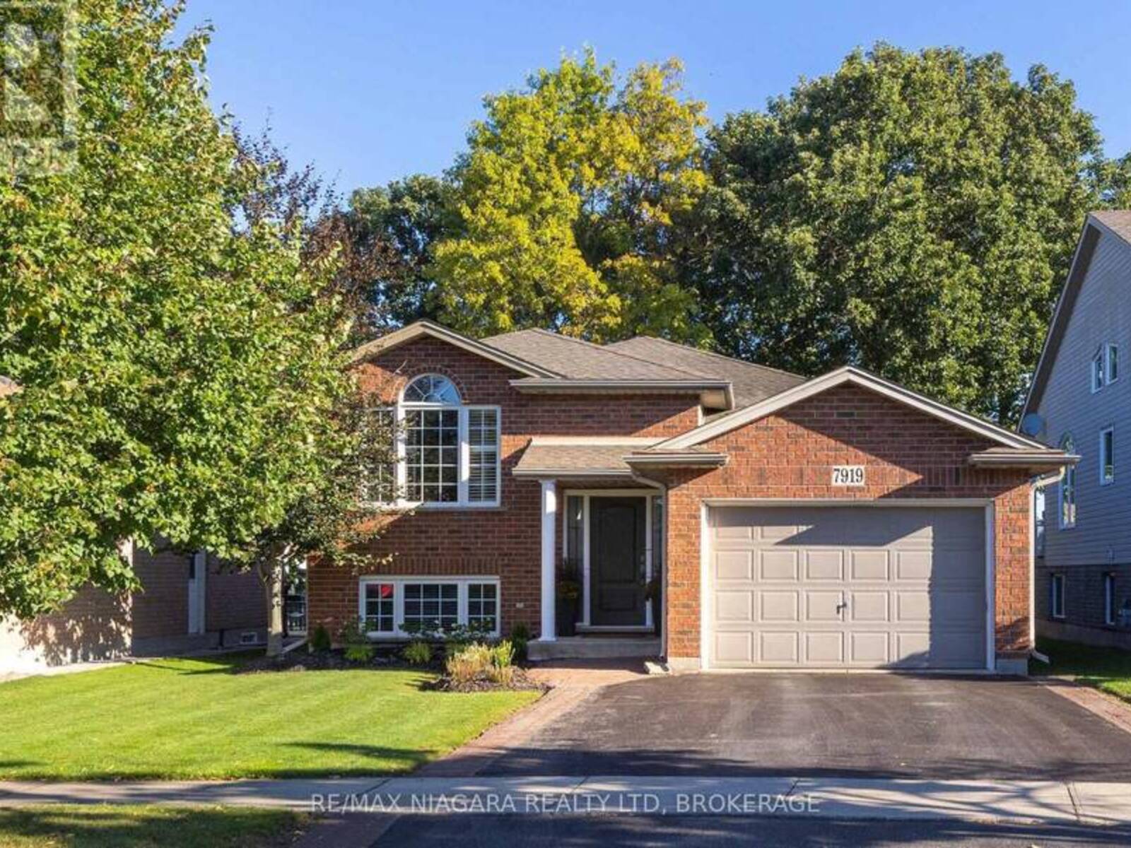 7919 FLEMING DRIVE, Niagara Falls, Ontario L2H 3H9