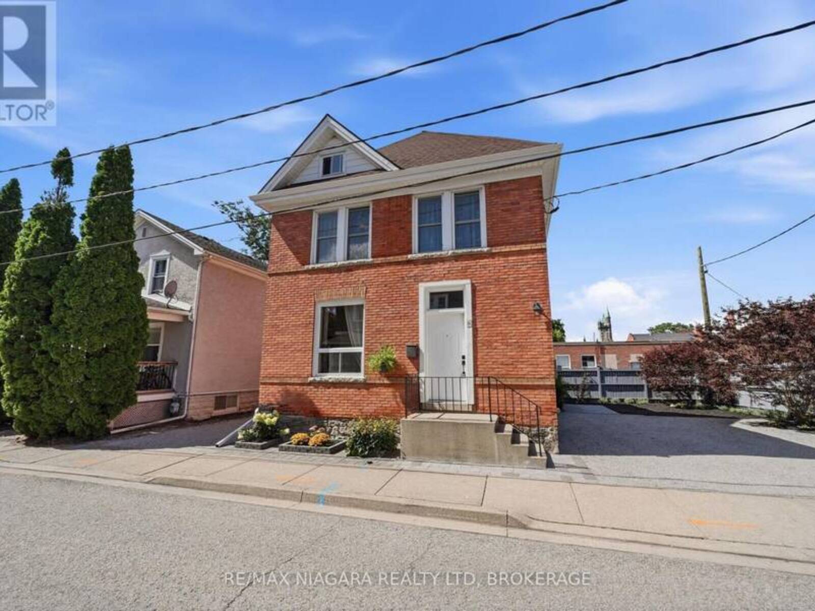 8 TRAFALGAR STREET, St. Catharines, Ontario L2R 3L7