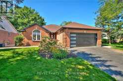 26 OAKRIDGE BOULEVARD | Fonthill Ontario | Slide Image Two