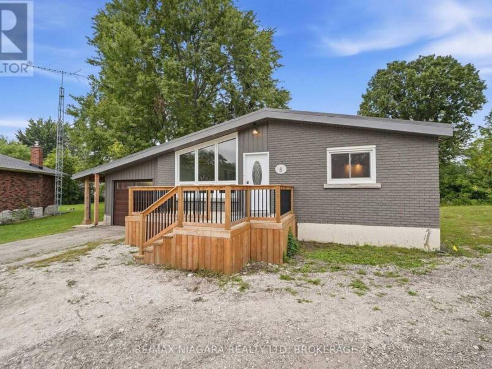 8 NORTH CRESCENT DRIVE N, Welland, Ontario L3B 5L2