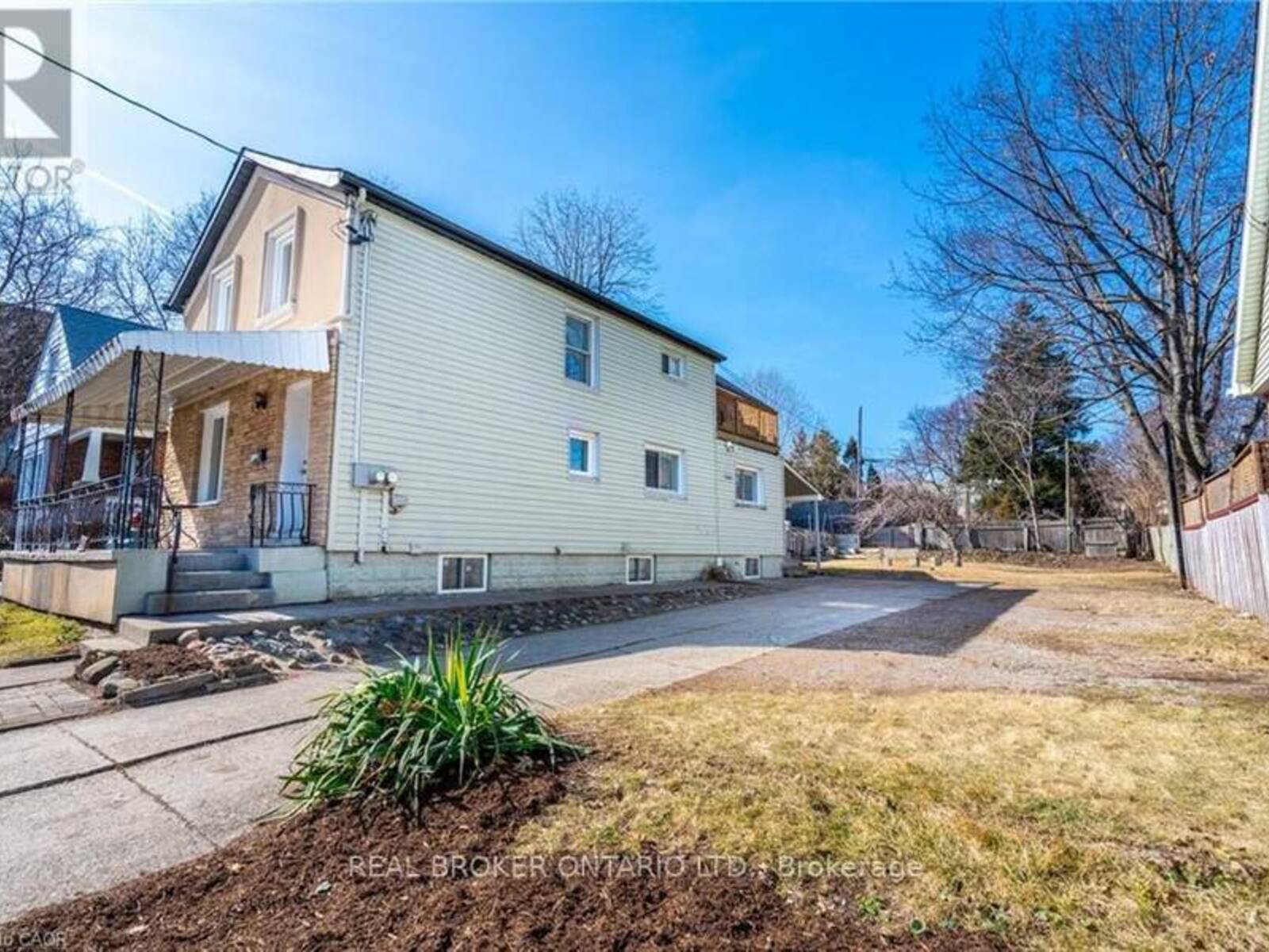 153 STRATHCONA AVENUE N, Hamilton, Ontario L8R 3C4