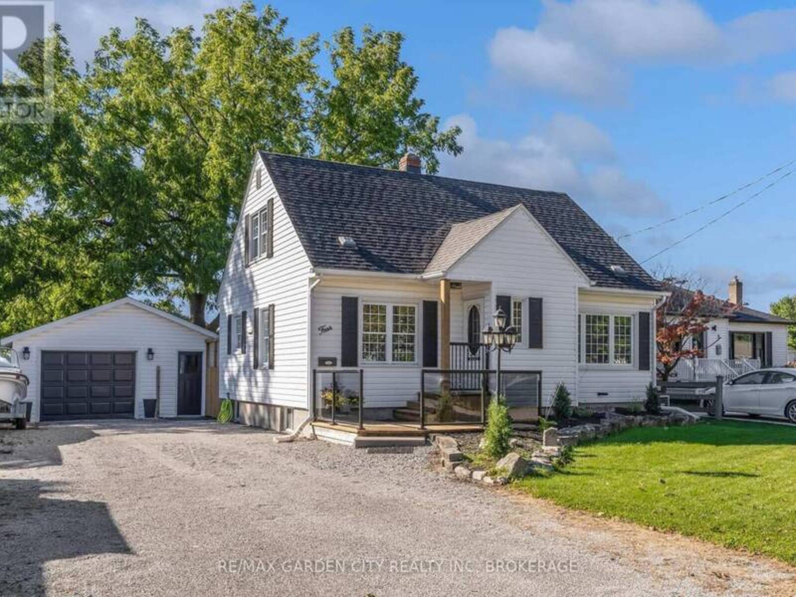 4 MANOR ROAD, St. Catharines, Ontario L2N 3B5