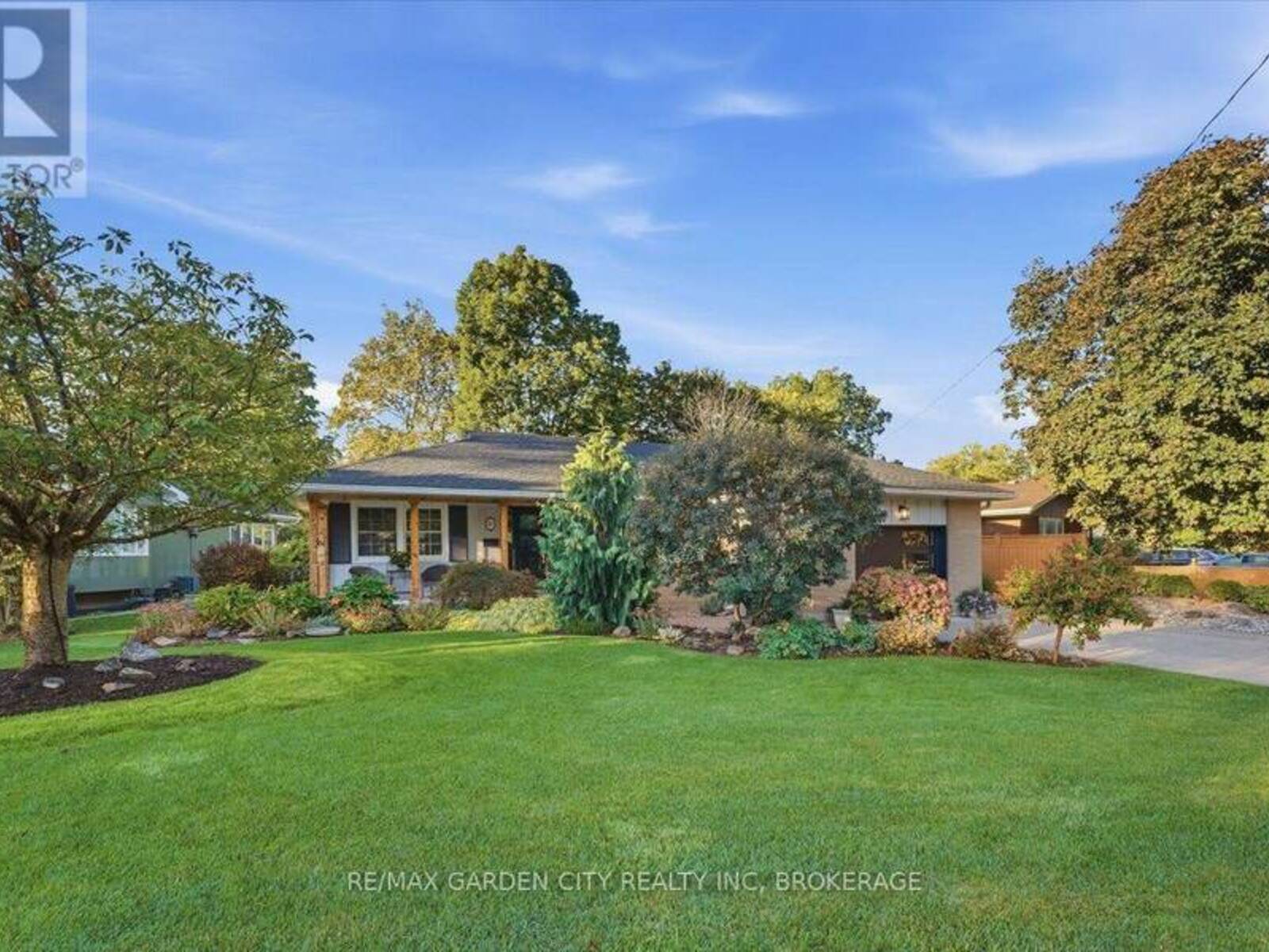98 VILLAGE ROAD, St. Catharines, Ontario L2T 3C1