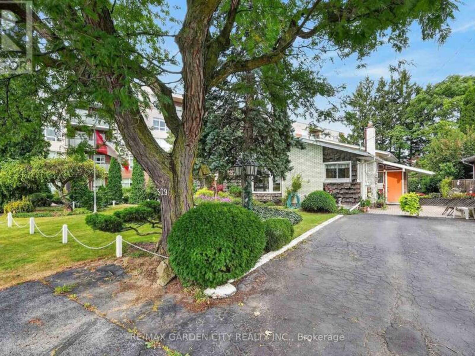 529 CARLTON STREET, St. Catharines, Ontario L2M 4X6