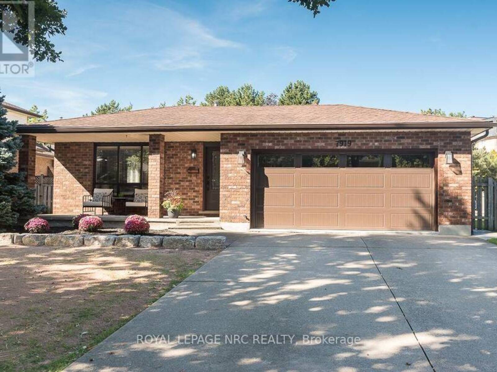 7979 OAKRIDGE DRIVE, Niagara Falls, Ontario L2H 2W1