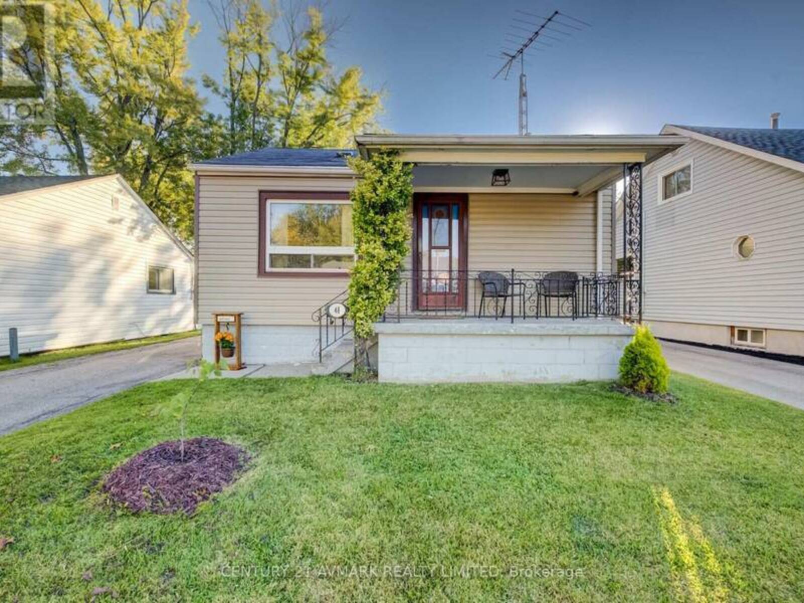 48 DUNKIRK ROAD, Welland, Ontario L3B 2N6