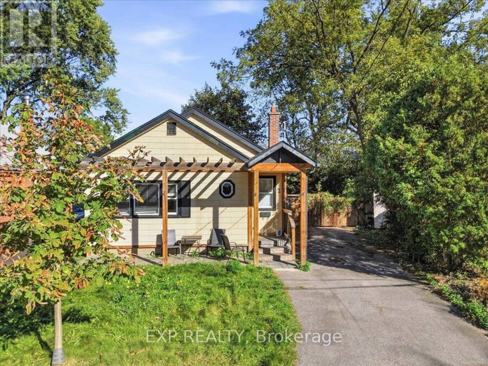 27 HOLLYWOOD STREET S, Hamilton, Ontario L8S 3A9