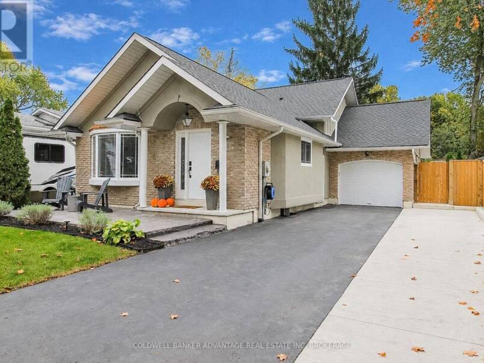 11 FALLINGBROOK DRIVE, Fonthill, Ontario L0S 1E0
