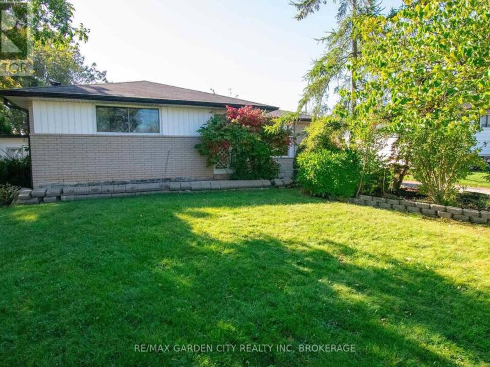 15 KAREN CRESCENT, Grimsby, Ontario L3M 2E3