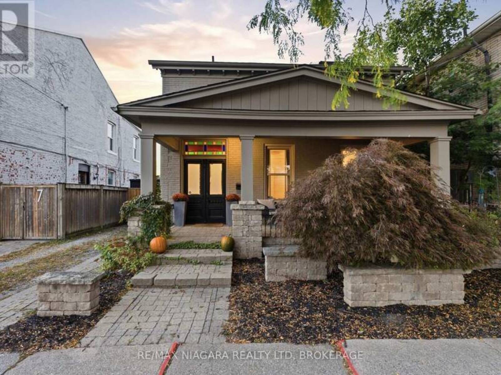 9 DUKE STREET, St. Catharines, Ontario L2R 5W1