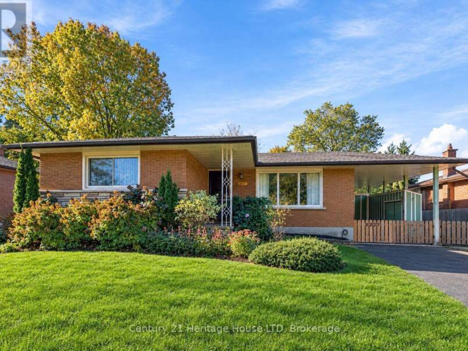 4227 PETTIT AVENUE, Niagara Falls, Ontario L2E 6K6
