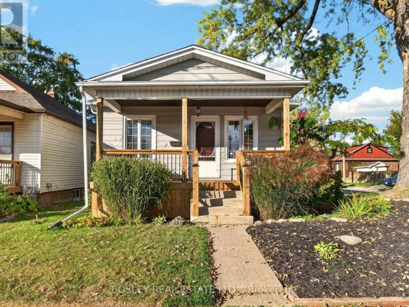 5 STUART AVENUE, St. Catharines, Ontario L2R 1M5
