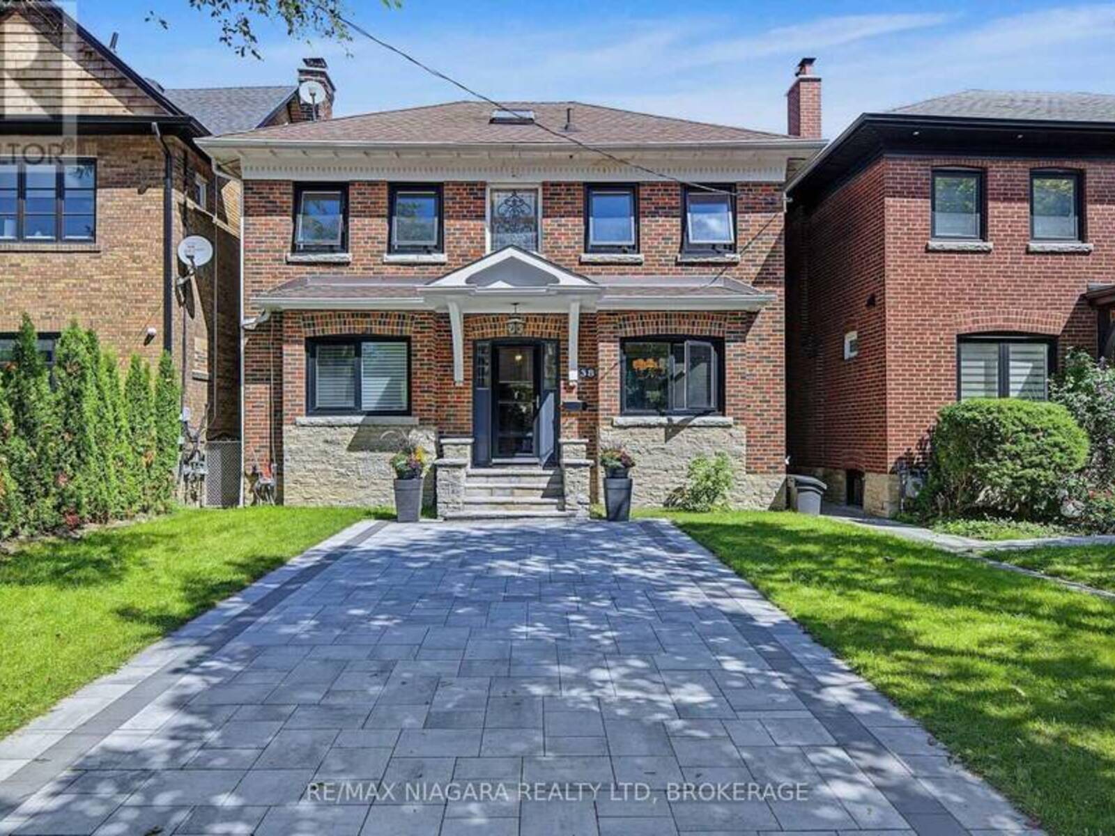 38 YONGE BOULEVARD, Toronto, Ontario M5M 3G5