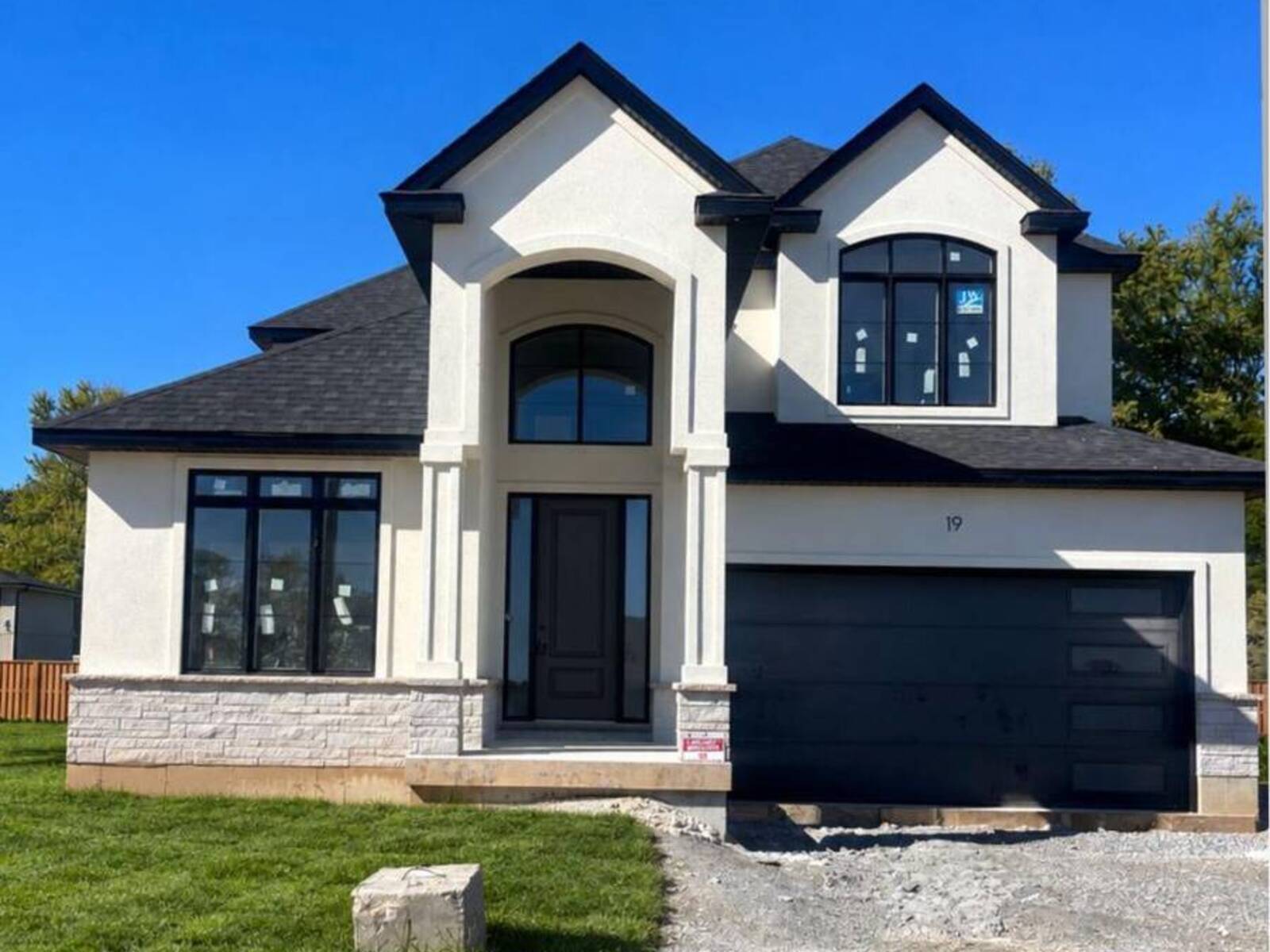 19 SHAW AVENUE, Fonthill, Ontario L0S 1E6