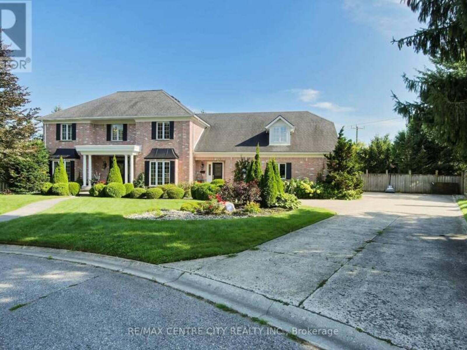 11 WOODLAND DRIVE, Komoka, Ontario N0L 1R0