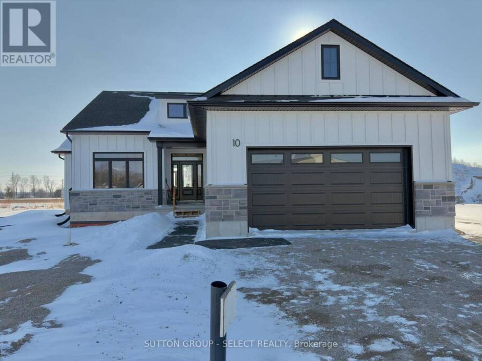 10 LOIS COURT, Grand Bend, Ontario N0M 1T0