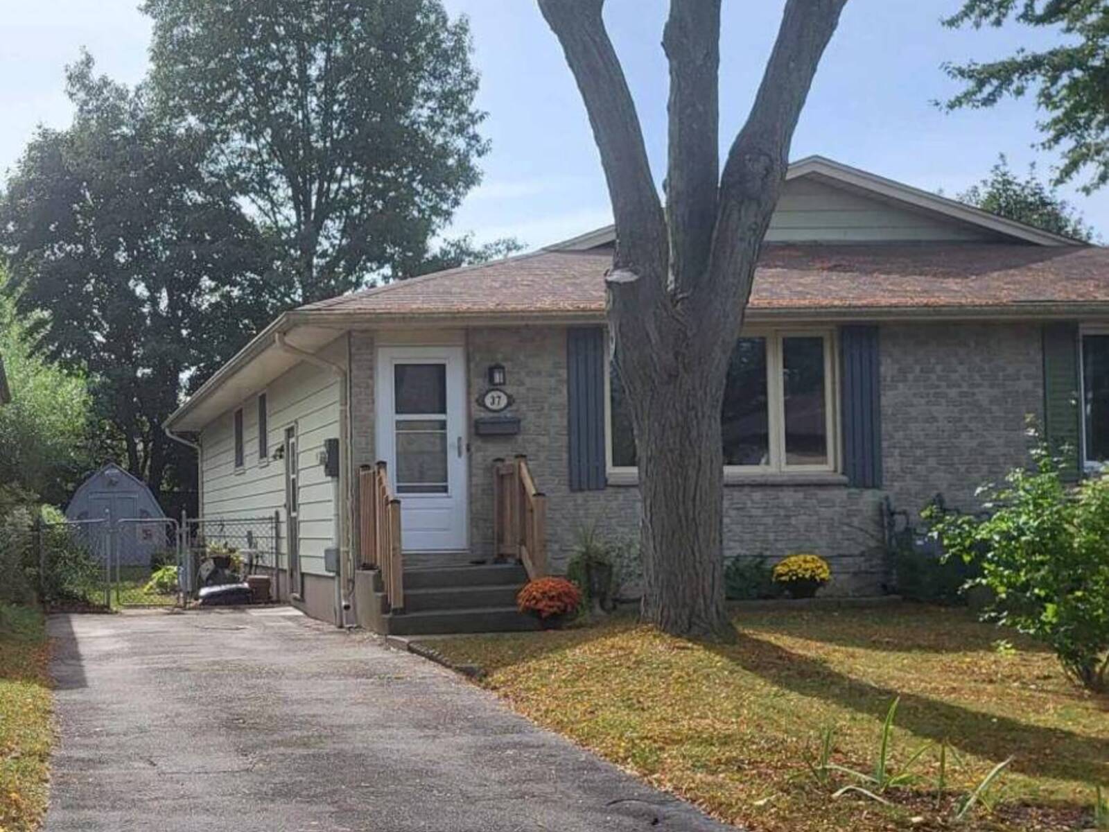 37 MONSARRAT CRESCENT, London, Ontario N5Y 4X7